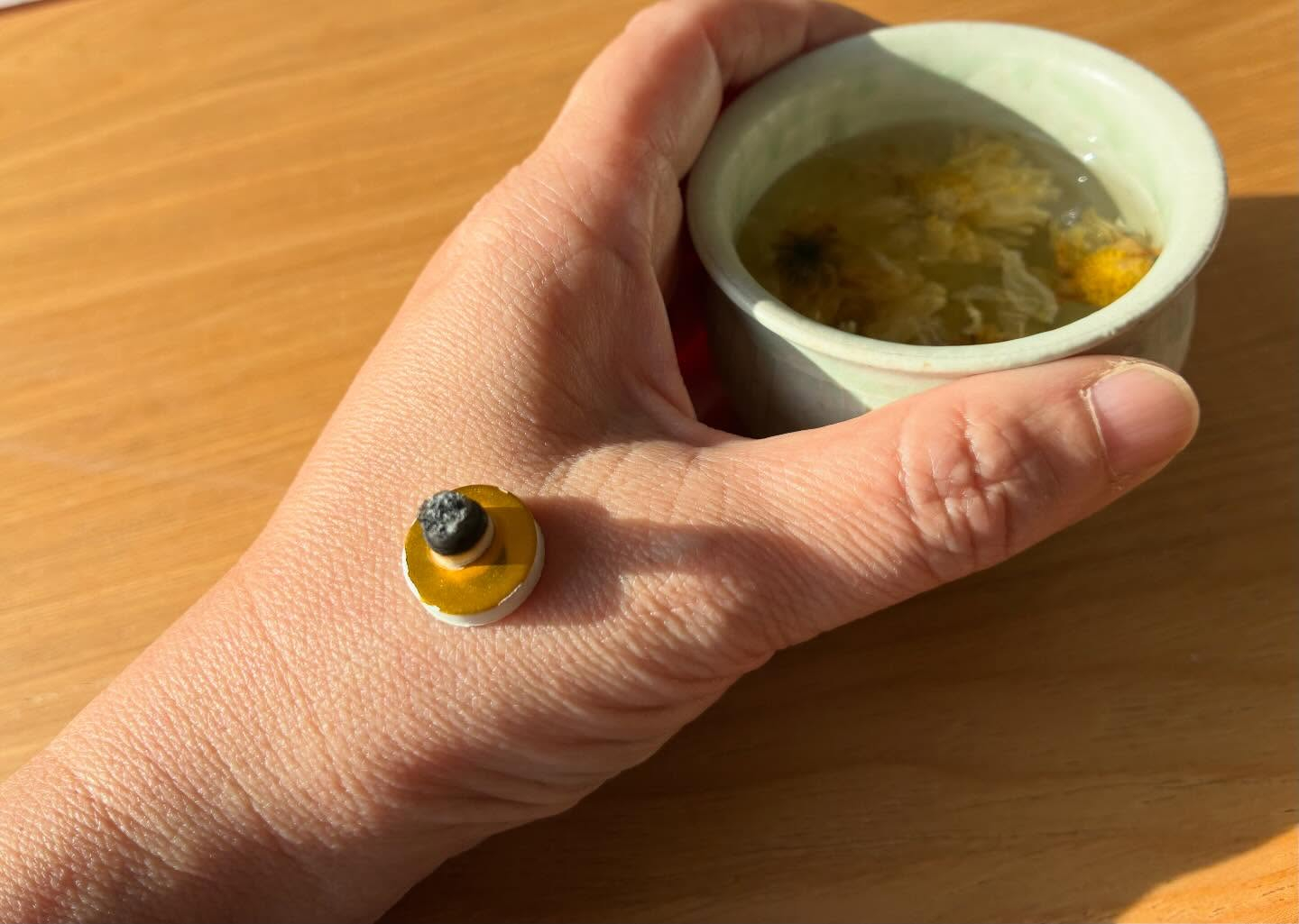 【春のひととき】 手元に菊花茶を用意して、お灸でほっとひと息...