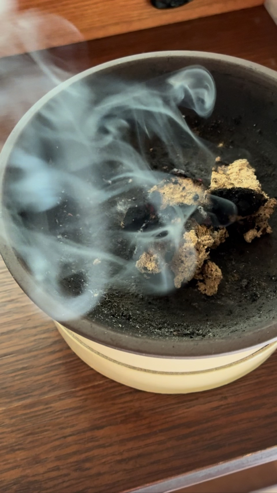 短くなった棒灸のモグサを使って